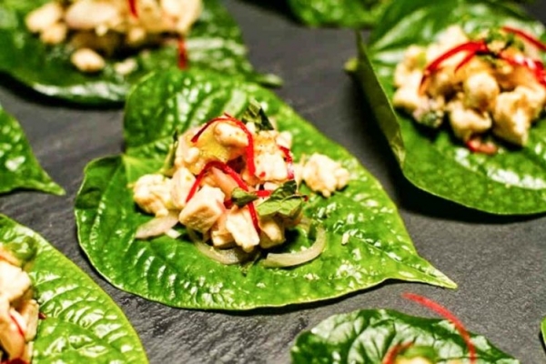 Lá trầu thường chỉ sử dụng trong tục 'ăn trầu' ở Việt Nam, chứ không dùng trong nấu nướng.
