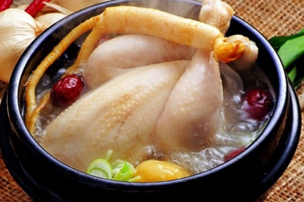 Gà hầm sâm là món ăn giải nhiệt ngày hè của người Hàn Quốc.