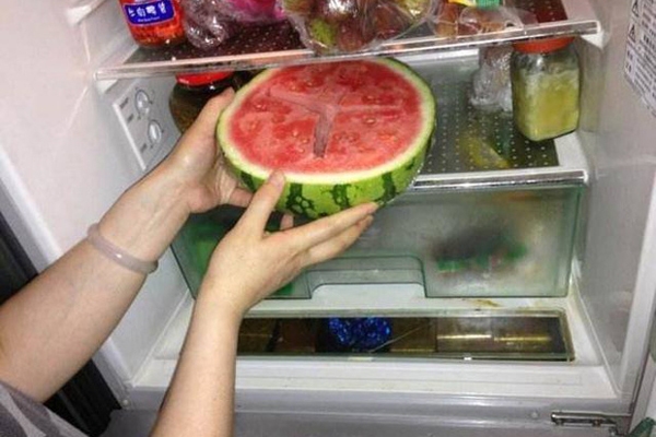 Hoặc thậm chí là chỉ để phần dưa còn thừa vào tủ lạnh như thế này.