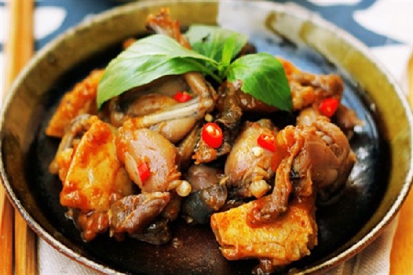 Thịt ếch xào sa tế đậm đà trong từng thớ thịt, cay nồng nàn của ớt thích hợp cho món cháo hoặc ăn với cơm cũng ngon lắm nhé!