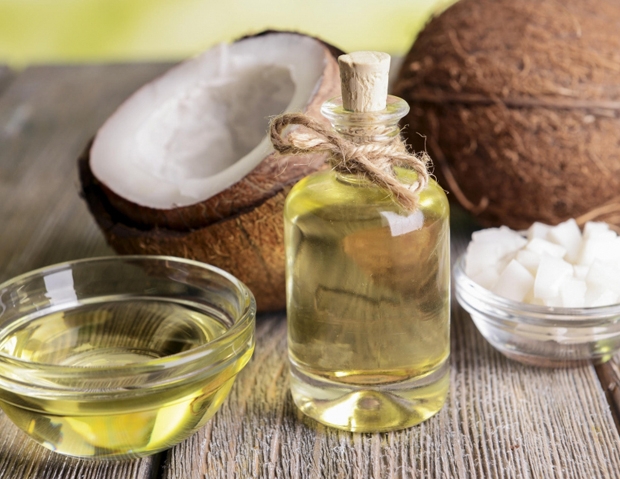 Không chỉ giúp chăm sóc tóc, dầu dừa cũng phát huy tác dụng tối đa khi áp dụng lên làn da của bạn.