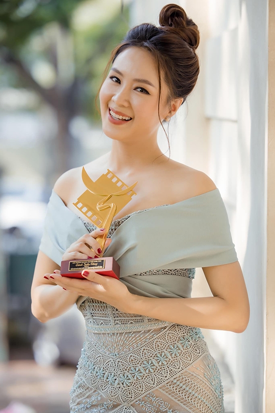 Cô xuất sắc giành giải Cánh diều vàng với vai Khuê trong Hoa hồng trên ngực trái.