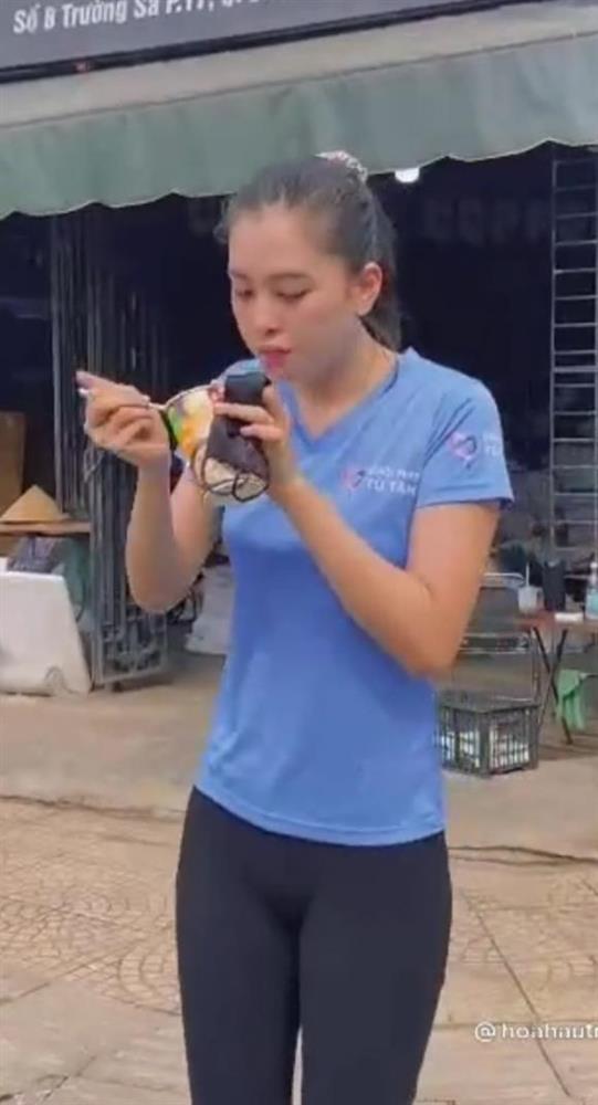 Ăn mì tôm bên thùng rác, Hoa hậu Tiểu Vy vẫn xinh đẹp thu hút mọi ánh nhìn - Ảnh 3