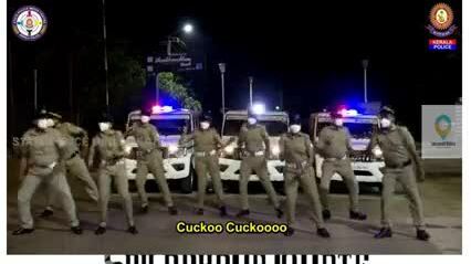 Hết quỳ lạy, cảnh sát Ấn Độ nhảy khiêu khích kêu gọi dân phòng dịch - Ảnh 2