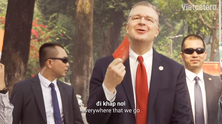 Đại sứ Mỹ Kritenbrink làm nóng MXH bằng màn hát Rap chúc Tết người dân Việt - Ảnh 5