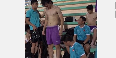 Dàn tuyển thủ Việt Nam bỏ áo kiểm tra cân nặng, hội chị em ngắm không rời mắt - Ảnh 2