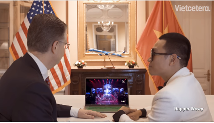 Đại sứ Mỹ Kritenbrink làm nóng MXH bằng màn hát Rap chúc Tết người dân Việt - Ảnh 3
