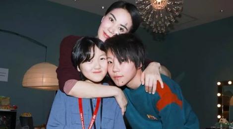 Con gái 15 tuổi của Vương Phi diện túi hiệu 100 triệu đi cafe với bạn - Ảnh 6