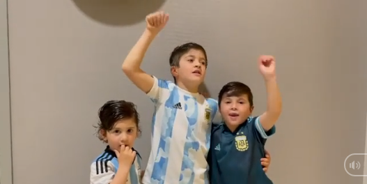 Hành động đáng yêu của 3 con trai Lionel Messi khi bố vô địch Copa America - Ảnh 3