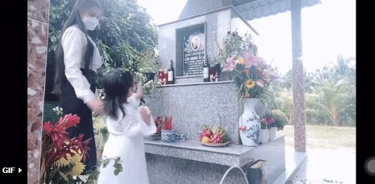 Khán giả xúc động khi thấy vợ và con gái đến thăm mộ Vân Quang Long ngày giỗ đầu - Ảnh 5
