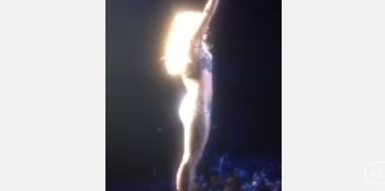 Khoảnh khắc Britney Spears sốt cao vẫn phải đi hát, suýt ngất trên sân khấu - Ảnh 2