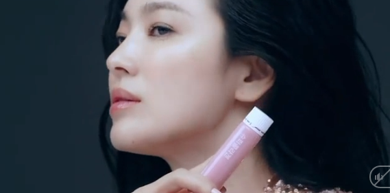 Đẳng cấp nhan sắc 'không tuổi' của Song Hye Kyo qua loạt ảnh hậu trường - Ảnh 1