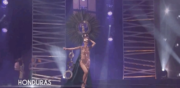 Khánh Vân xuất hiện ấn tượng, tung cú xoay 'thần thánh' tại đêm thi Quốc phục Miss Universe - Ảnh 14