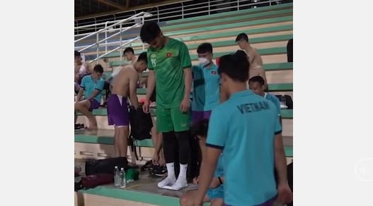 Dàn tuyển thủ Việt Nam bỏ áo kiểm tra cân nặng, hội chị em ngắm không rời mắt - Ảnh 6