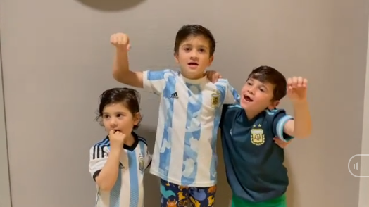 Hành động đáng yêu của 3 con trai Lionel Messi khi bố vô địch Copa America - Ảnh 1