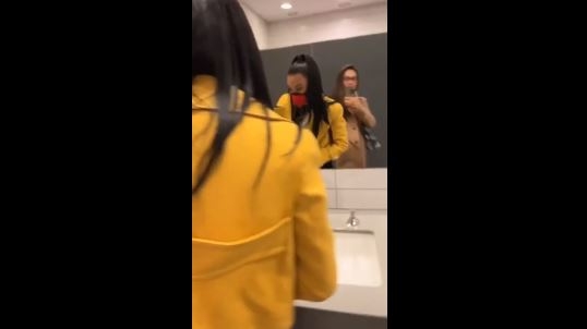 Hoàng My bị phản ứng khi lén đưa tiền cho Á hậu Kim Duyên trong toilet tại Miss Universe - Ảnh 5