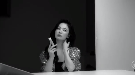 Đẳng cấp nhan sắc 'không tuổi' của Song Hye Kyo qua loạt ảnh hậu trường - Ảnh 8