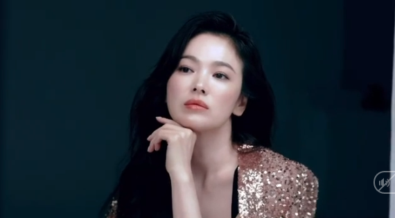 Đẳng cấp nhan sắc 'không tuổi' của Song Hye Kyo qua loạt ảnh hậu trường - Ảnh 4