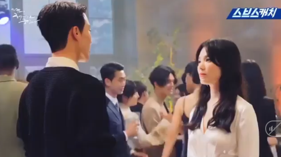 Tình trẻ Jang Ki Yong nhìn trộm chị đẹp Song Hye Kyo trong hậu trường - Ảnh 1