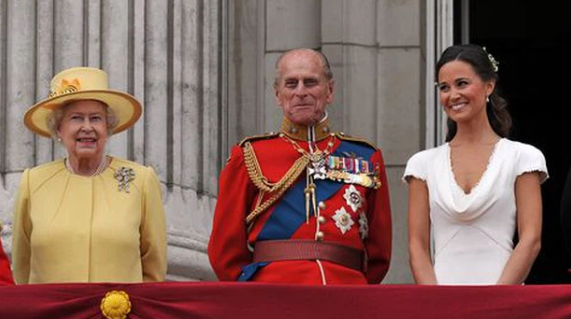 2011: Hoàng thân Philip và Nữ hoàng Anh trong lễ cưới của cháu trai William và Kate Middleton.