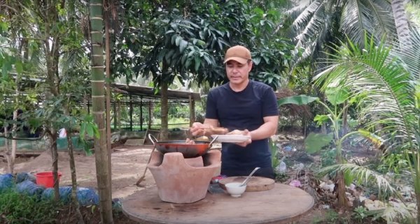 Trung Dũng ở tuổi 48: Không lấy vợ, thích vào bếp nấu món ngon cho mẹ già - Ảnh 3