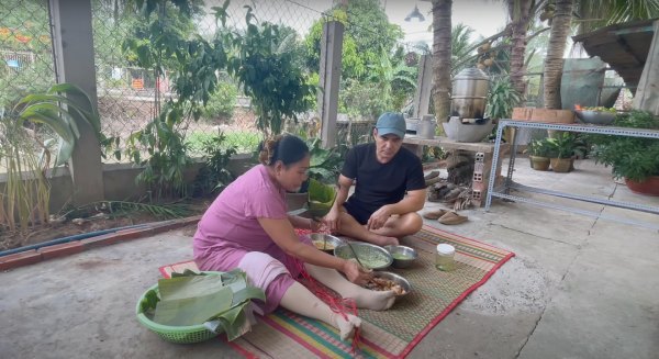 Trung Dũng ở tuổi 48: Không lấy vợ, thích vào bếp nấu món ngon cho mẹ già - Ảnh 4