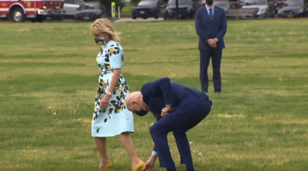 Khoảnh khắc Tổng thống Biden hái hoa ven đường tặng vợ làm dậy sóng MXH - Ảnh 1