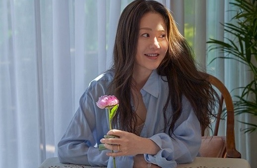 Cựu cháu dâu Samsung Go Hyun Jung vẫn đẹp xuất thần và nuột nà ở tuổi 50 - Ảnh 4