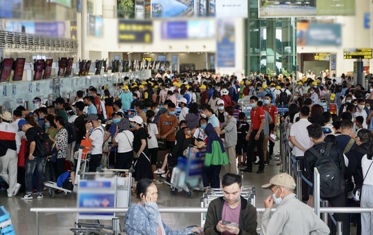 Hà Nội: Loạt chuyến bay bị gián đoạn vì hành khách mở cửa thoát hiểm - Ảnh 2
