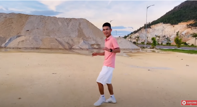 'Chàng trai chăn bò' Soytiet tung MV kết hợp producer Mỹ, hát tiếng Anh xịn sò - Ảnh 3