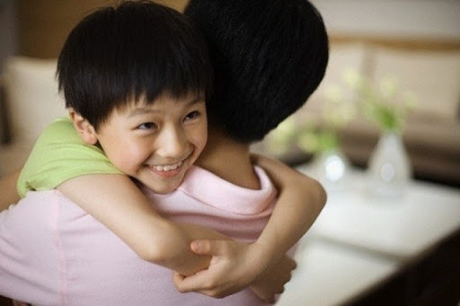 Lý do xúc động mà trẻ thường đòi ôm sau khi bị la mắng - Ảnh 3