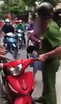 Hà Nội: Người phụ nữ cắn công an vì bị dừng xe khi đi chơi 30/4 không đội mũ bảo hiểm - Ảnh 1