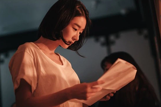 'Điên nữ' Seo Ye Ji xinh đẹp bất chấp drama trong loạt ảnh hậu trường mới  - Ảnh 3