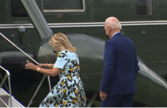 Khoảnh khắc Tổng thống Biden hái hoa ven đường tặng vợ làm dậy sóng MXH - Ảnh 4
