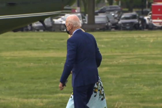 Khoảnh khắc Tổng thống Biden hái hoa ven đường tặng vợ làm dậy sóng MXH - Ảnh 3