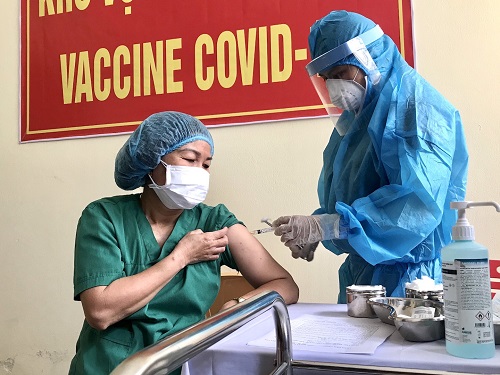 Vĩnh Phúc: Tiêm vaccine Covid-19 miễn phí cho người dân địa phương - Ảnh 1