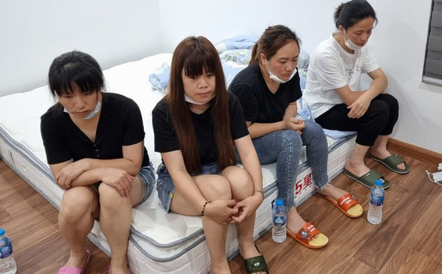 Hà Nội: Cảnh sát phá cửa phát hiện 12 người Trung Quốc nhập cảnh 'chui' - Ảnh 1