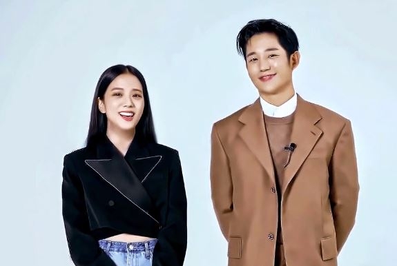 Jisoo - Jung Hae In lộ clip hậu trường tạp chí, sao mà đẹp đôi, tình cảm đến thế này! - Ảnh 1