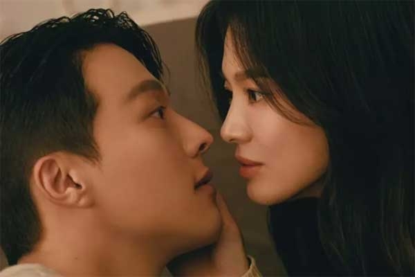 Song Hye Kyo nói về chuyện yêu tình trẻ Jang Ki Yong trong phim mới: 'Rất tuyệt vời' - Ảnh 2