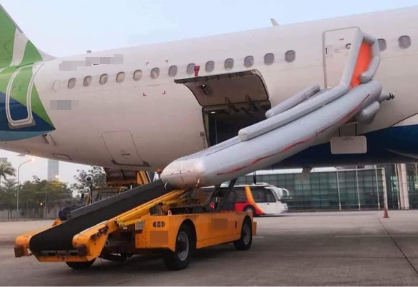 Hà Nội: Loạt chuyến bay bị gián đoạn vì hành khách mở cửa thoát hiểm - Ảnh 1