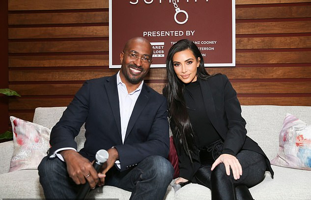 Hậu ly hôn, Kim Kardashian tích cực khoe eo 'thắt đáy lưng ong' - Ảnh 5