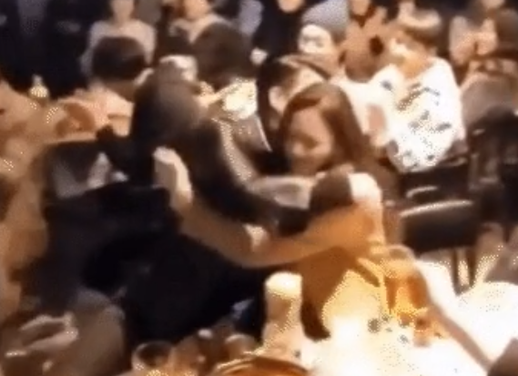 Khoảnh khắc Son Ye Jin - Hyun Bin ôm ấp khi xem lại cảnh hôn của mình - Ảnh 3
