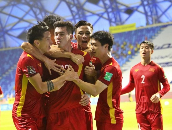 Trọng tài trận Việt Nam - UAE bị netizen phản ứng vì thổi penalty không hợp lý, bồ cũ Quang Hải liền lên tiếng - Ảnh 1