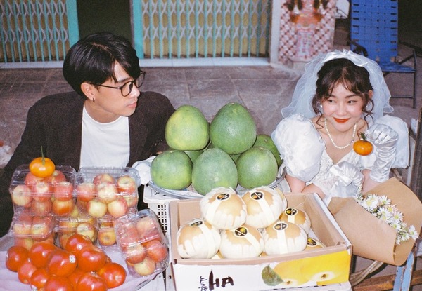 Cặp cô dâu - chú rể chụp ảnh theo concept thập niên 80, nhìn cứ ngỡ Lâm Thanh Hà - Trương Vệ Kiện - Ảnh 2