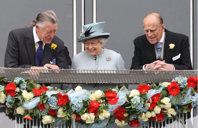 Ngài Michael Oswald và vợ chồng Nữ hoàng Anh trong một sự kiện hồi năm 2013.