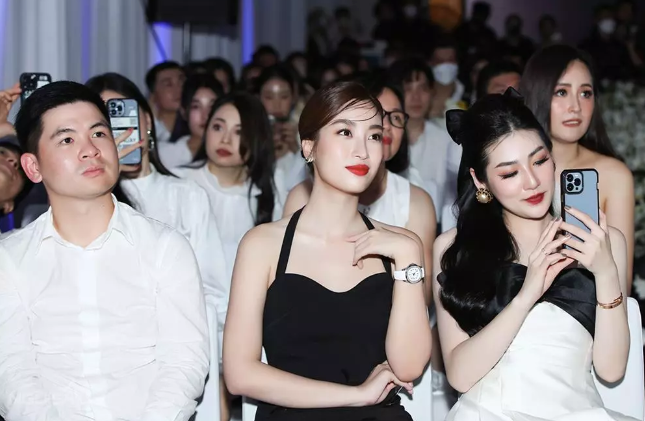 Rầm rộ khoảnh khắc Đỗ Mỹ Linh thử váy cưới, ngày về chung nhà với con trai bầu Hiển không còn xa? - Ảnh 1