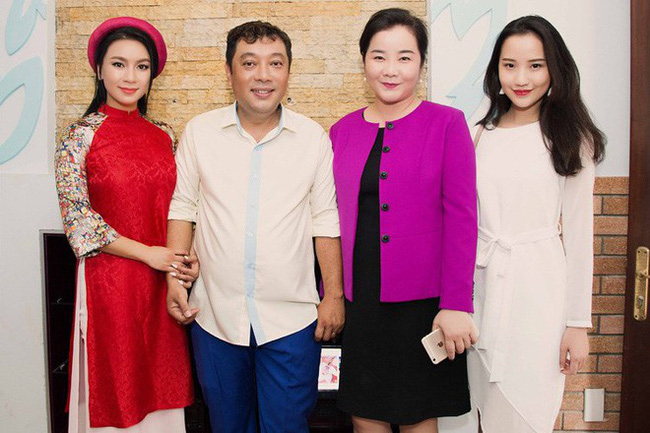 Primmy Trương (ngoài cùng bên phải) cùng gia đình.