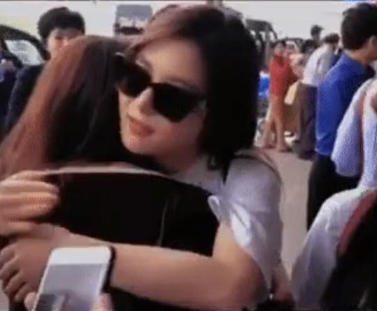 Đoạn clip Hương Tràm xuất hiện ở sân bay, nhiều người đặt nghi vấn nữ ca sĩ đã trở về Việt Nam sau một thời gian sinh sống trên đất Mỹ.
