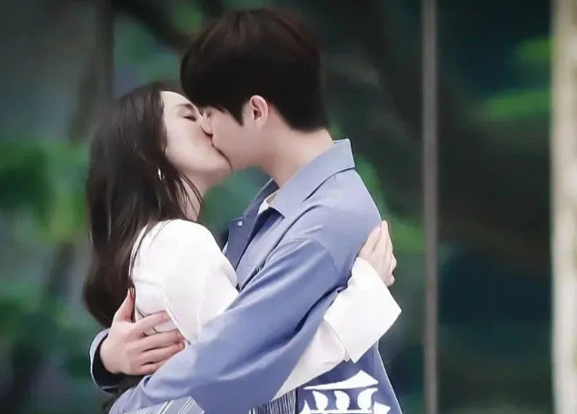 Netizen xứ Trung rần rần với khoảnh khắc Dương Mịch công khai hôn tình trẻ - Ảnh 3