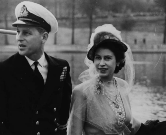 1948: Cặp đôi hoàng gia đi thuyền trên sông Seine trong chuyến thăm Paris vào mùa xuân năm 1948.